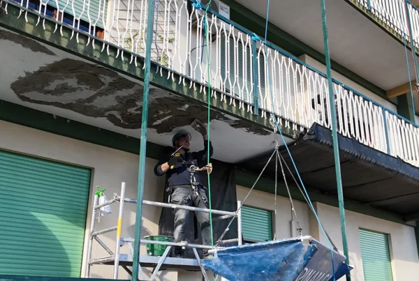 applicazione Geolite per la riparazione di un cornicione