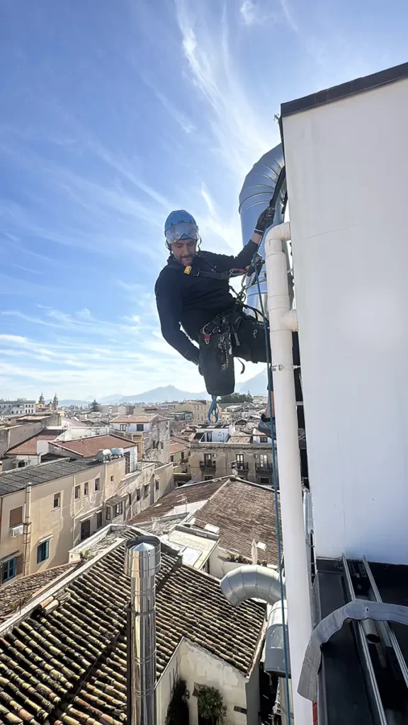 B.4.2 piazza Verdi Spettacolare intervento acrobatico di edilizia in centro a Palermo in Sicilia
