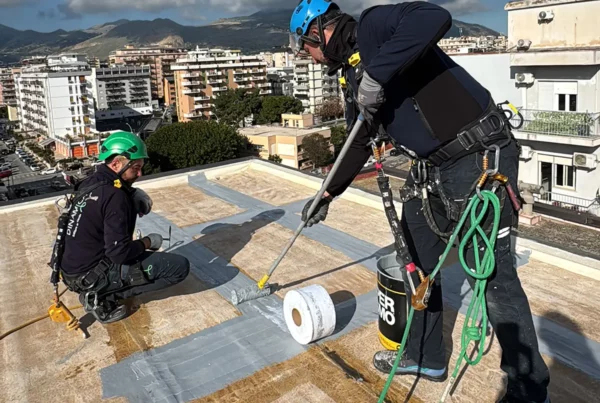 impermeabilizzazione terrazza in Sicilia con la tecnica di edilizia acrobatica su corda