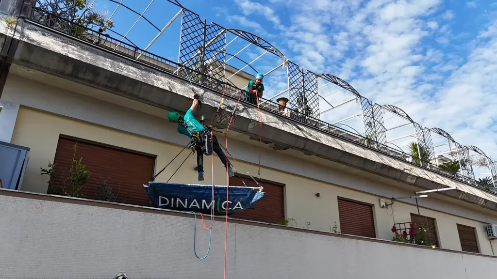 Messa in sicurezza del cornicione-2Condominio Via Restivo 82 rottura e messa in sicurezza cornicione in sospensione con corde