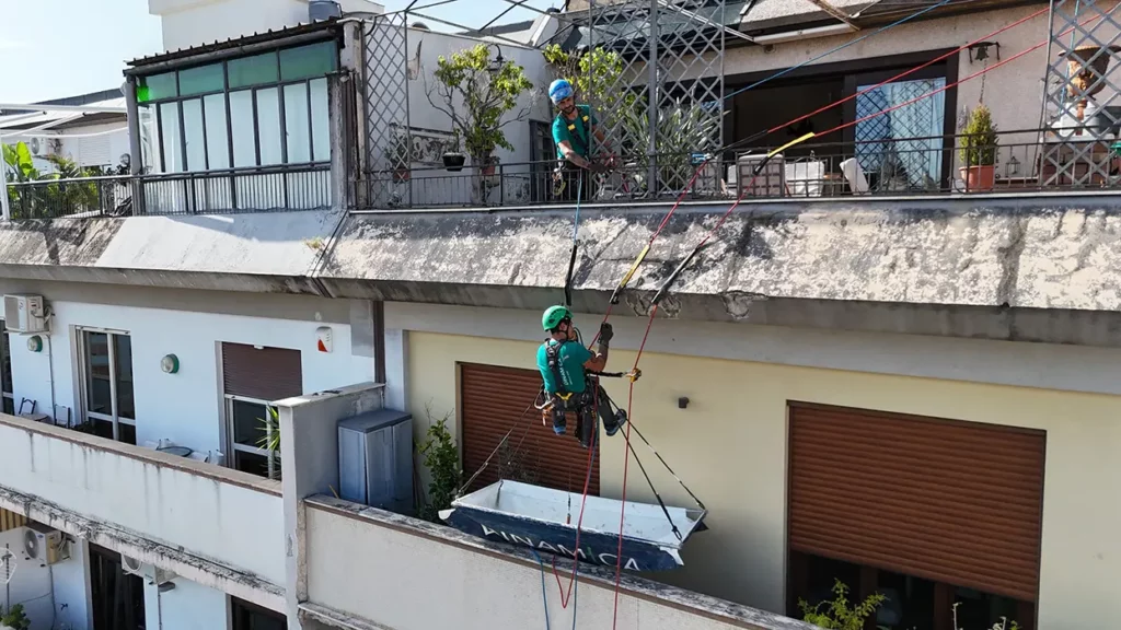 Messa in sicurezza del cornicione-4Condominio Via Restivo 82 operai per la ristrutturazione cornicioni sospesi in aria con le corde senza impalcature