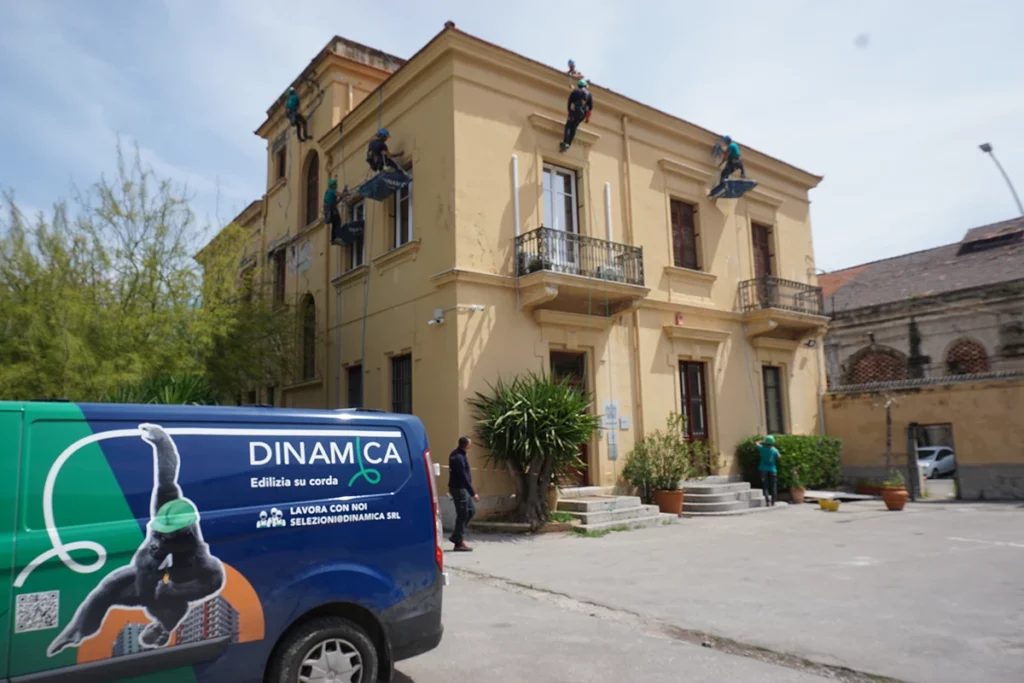 Servizi dinamica rifacimento facciata edificio storico con l'edilizia su corda