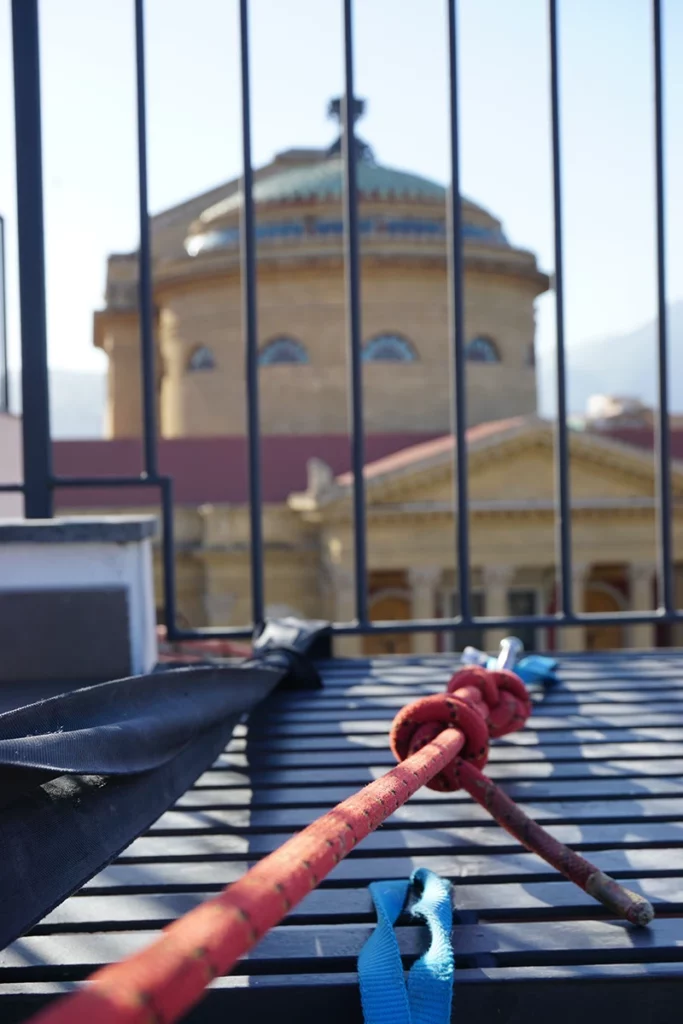 Sopralluoghi, Ispezioni E Verifiche vista sul teatro politeama delle moschettoni e delle corde per l'edilizia acrobatica su corda