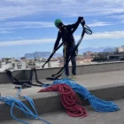 operaio alle prese con le funi durante un lavoro di ispezione svolto in edilizia su corda