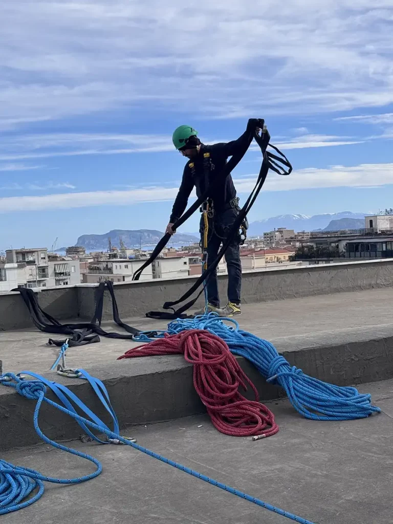 Sopralluoghi, Ispezioni E Verifiche6 operaio alle prese con le funi durante un lavoro di ispezione svolto in edilizia su corda