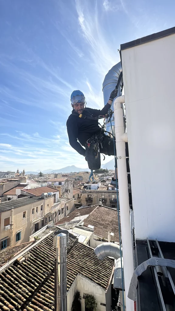 Sopralluoghi, Ispezioni E Verifiche7 Ispezione in alta quota con corde in edilizia acrobatica