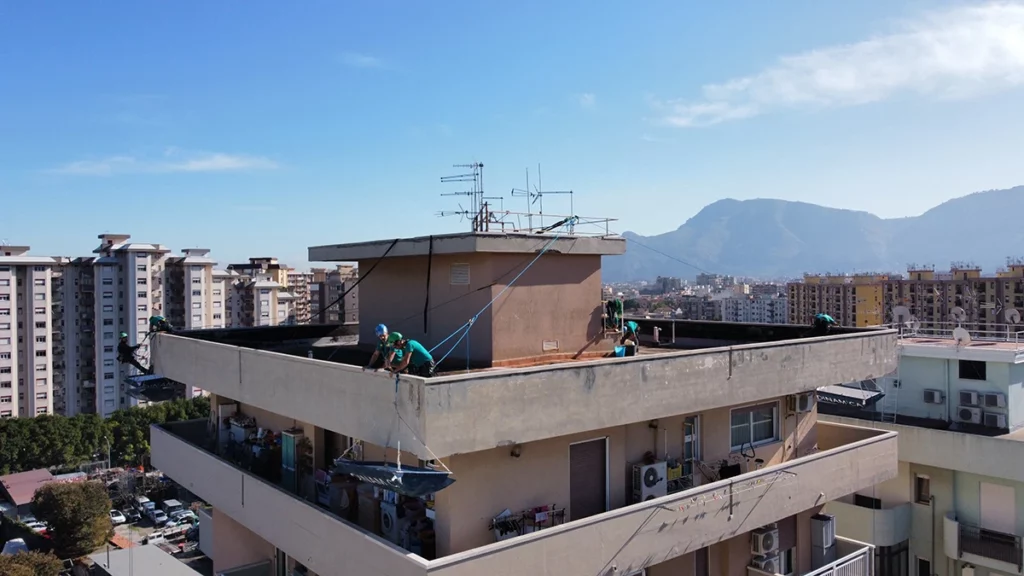 ristrutturazione palazzo con edilizia acrobatica e attrezzature da edilizia su corda