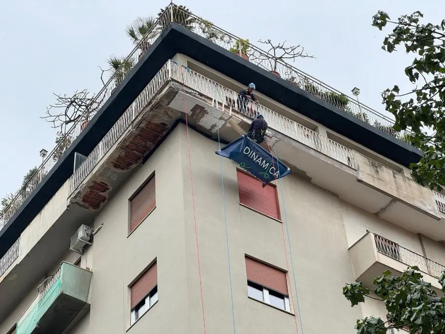 via garzilli balcone sospesi a decine di metri di altezza operai di Dinamica Edilizia su Corda ristrutturano un cornicione di un palazzo