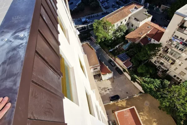 Incapsulamento con scossalina metallica di un palazzo a Palermo in Sicilia in sospensione con corde