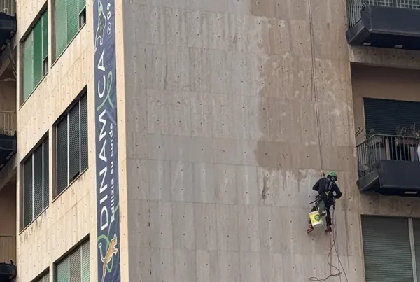 pulizia facciata edificio rivestito in marmo