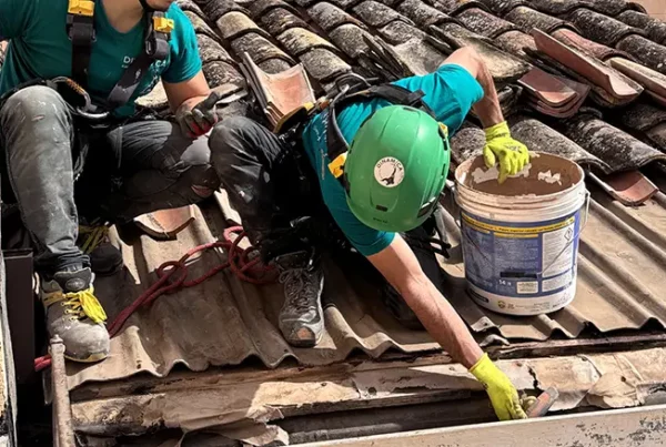 applicazione guaina impermeabilizzante su tetto in tegole