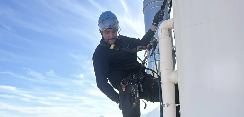 operaio impegnato in edilizia acrobatica