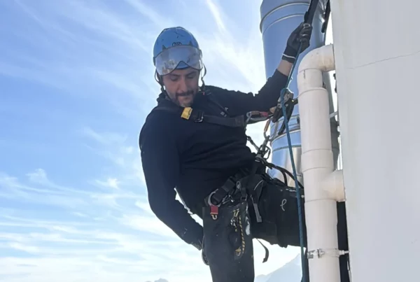 operaio impegnato in edilizia acrobatica