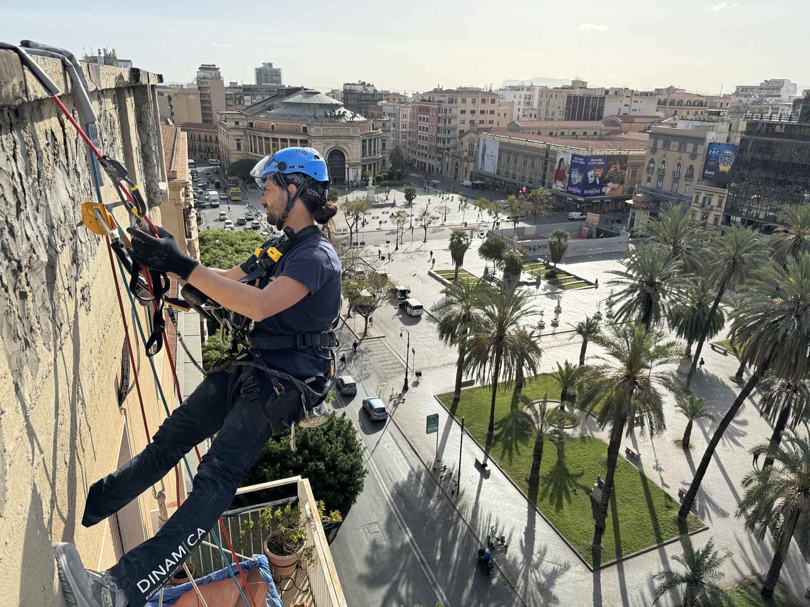Operaio sospeso su corda alle prese con Ristrutturazione Condominiale con l'Edilizia acrobatica senza Ponteggi
